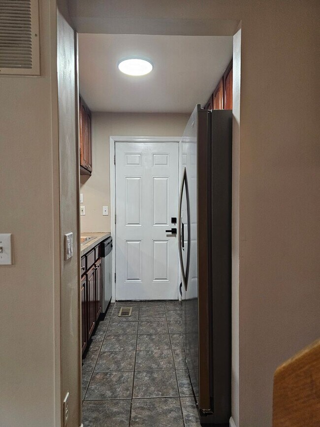 Building Photo - Wonderfully Remodeled Tri Level 3BR/2BTH Soulard Townhouse