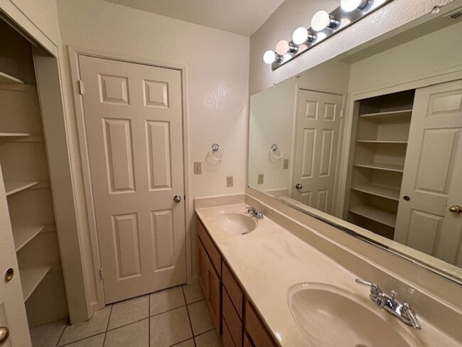 Building Photo - Wonderful 3 bedroom Tri-level townhome wit...