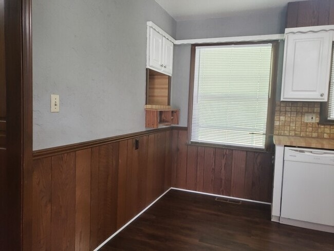 Building Photo - Remodeled Raytown Home-Available NOW!!