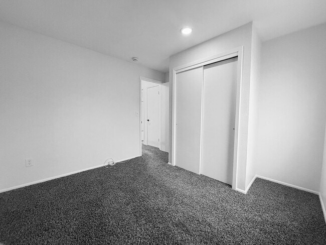 Building Photo - Clean & Quiet 3 Bed / 2.5 Bath Town Home with 2 Car Garage in Arvada