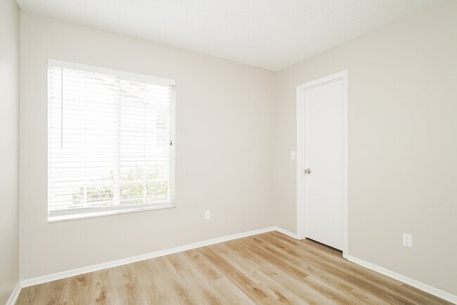 Building Photo - 565 Portland Cir