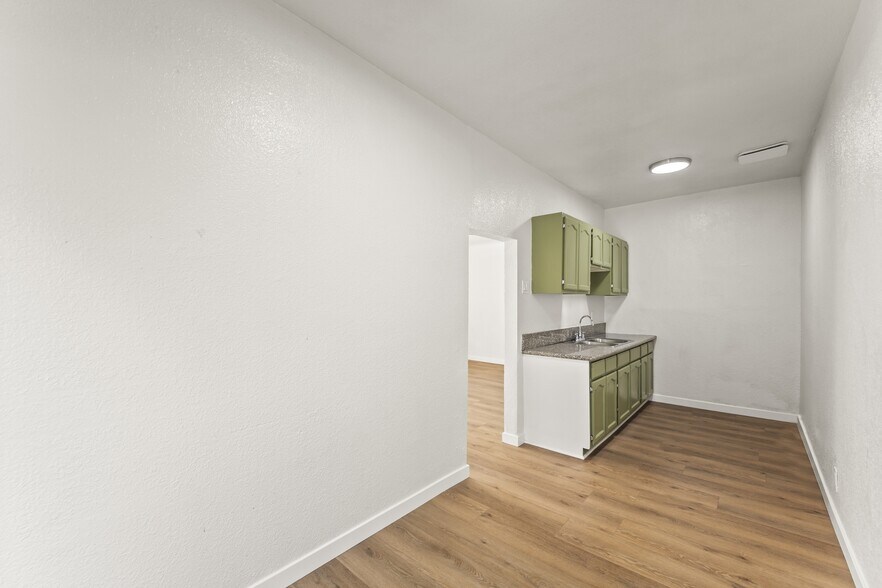 Building Photo - 5391 Huntington Dr N