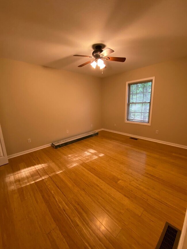 Building Photo - North AVL - Spacious 2/2 Apartment with st...