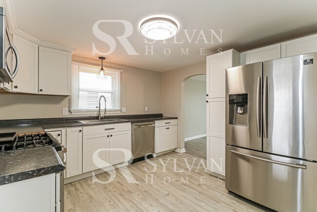 Building Photo - Adorable 3 BR, 2 BA Rancher!