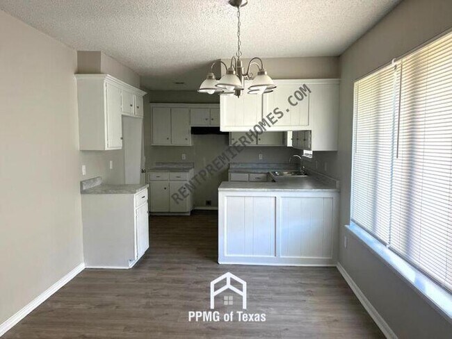 Building Photo - 1812 Mark Trail