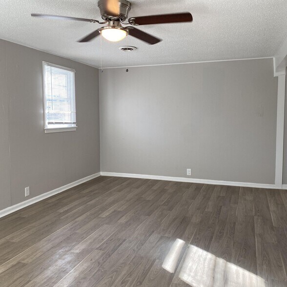 Building Photo - 332 N Cedar Ave