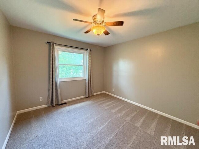 Building Photo - 6891 N Fox Point Dr