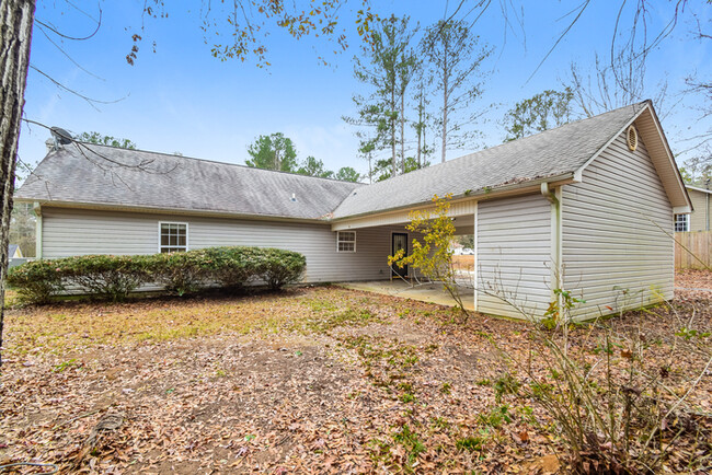 Building Photo - Cute 3 Bedroom