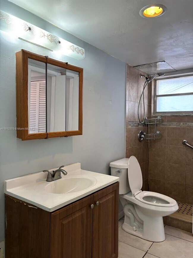 Building Photo - 1333 E Hallandale Beach Blvd