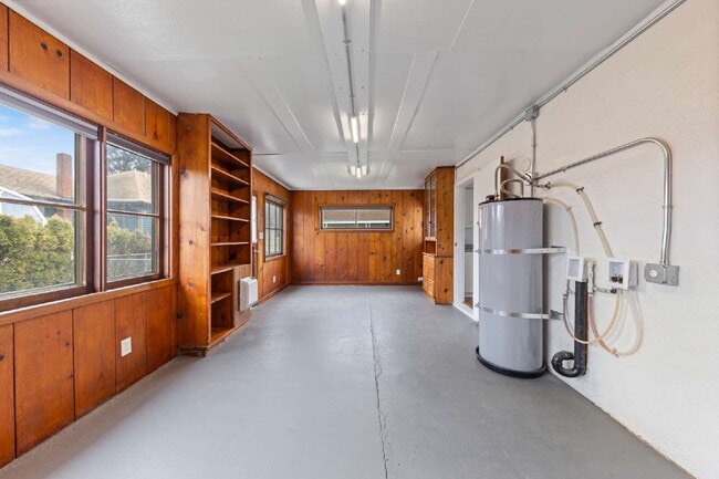 Building Photo - Charming Remodeled Duplex: Pet Friendly!