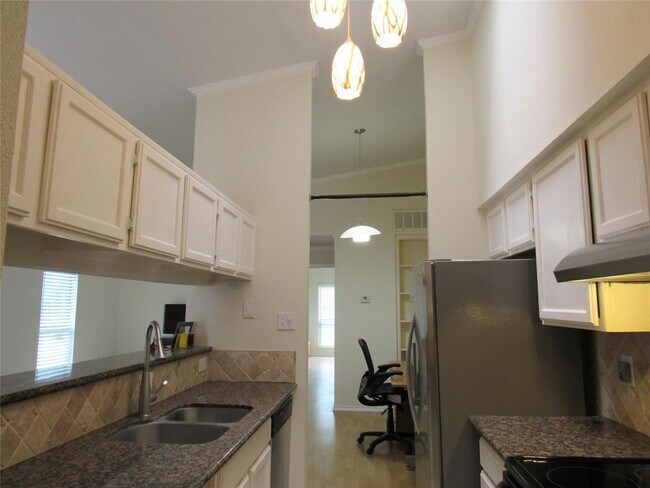 Building Photo - 2425 Augusta Dr