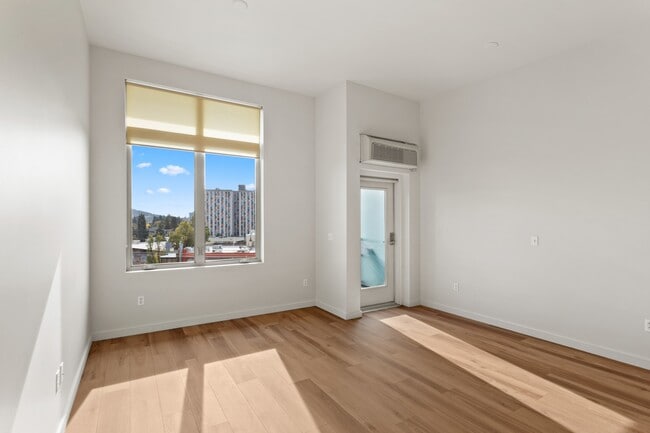 Building Photo - The Beverly