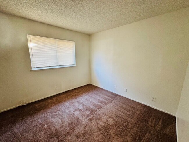 Building Photo - Remodeled and Spacious 4+2