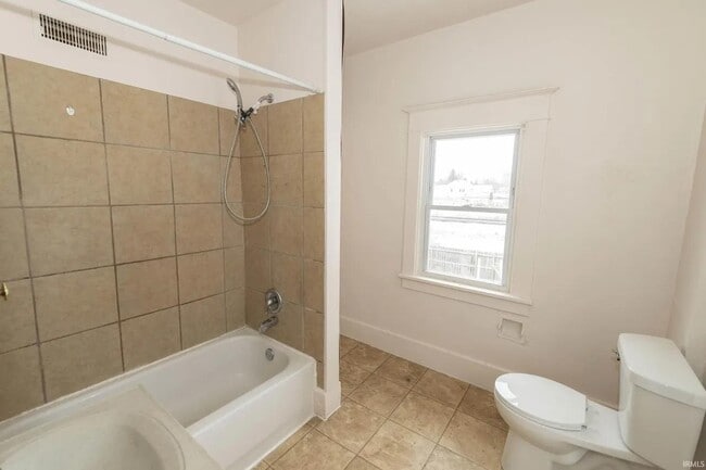 Building Photo - 914 W 6th St