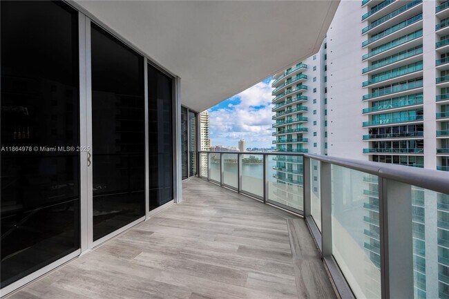 Building Photo - 1300 Brickell Bay Dr