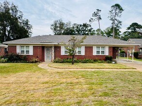 Building Photo - Charming 3 Bedroom / 1 Bath Home with Orig...