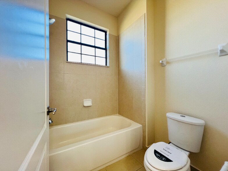 Building Photo - 10441 Stapeley Dr