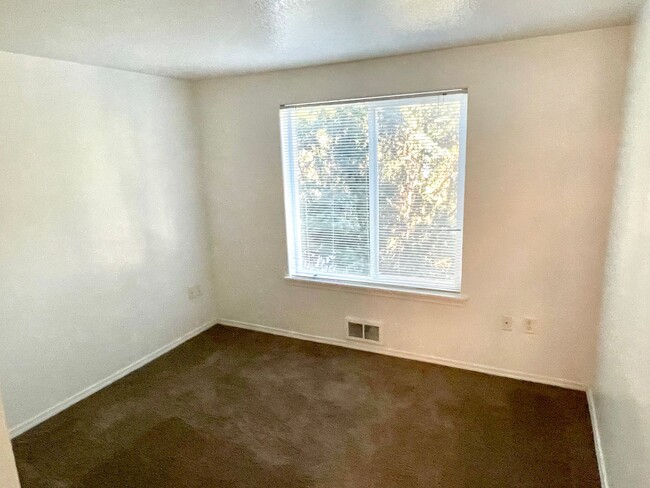 Building Photo - St. Johns Neighborhood Rowhouse with Detached Garage, Private Back Patio