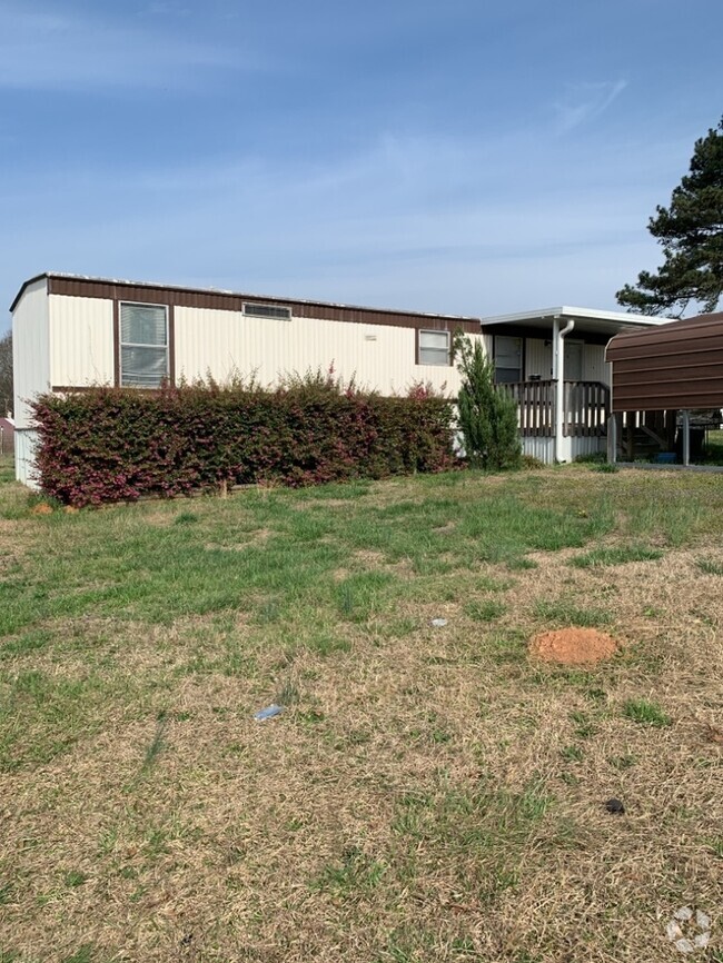 Building Photo - 2 Bedroom Mobile Home Near Broadway Lake