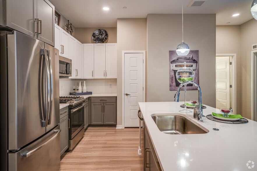 2 BR, 2 BA - 1084SF - Onyx North Central