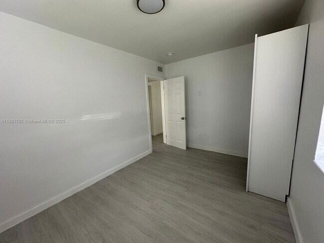 Building Photo - 1754 NE 48th Ct