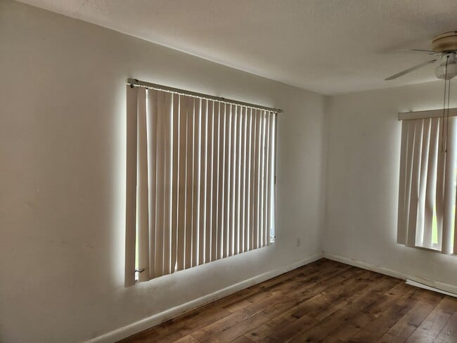 Building Photo - 20 Hamlin Ct