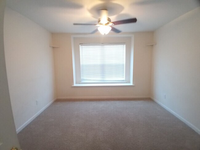 Building Photo - 565 Batty Way