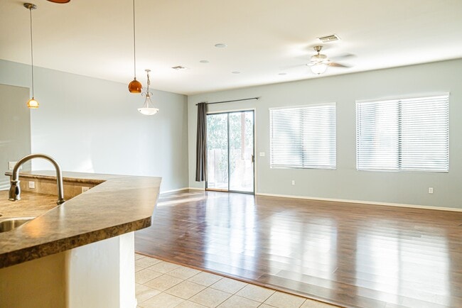 Building Photo - 7561 E Truces Pl