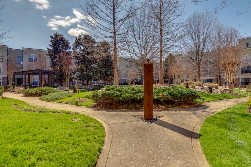 Building Photo - 2600 Hillsboro Pike