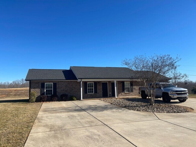 Primary Photo - Fantastic 2 bedroom, 1 bath duplex availab...