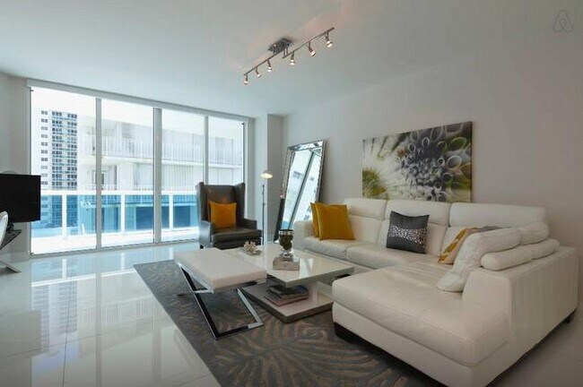 Building Photo - 2711 S Ocean Dr