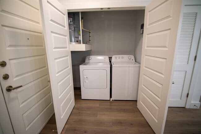 Building Photo - 2213 Poquito St