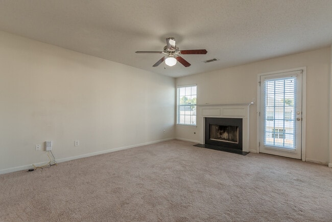 Building Photo - Spacious 4 bedroom 2.5 bath