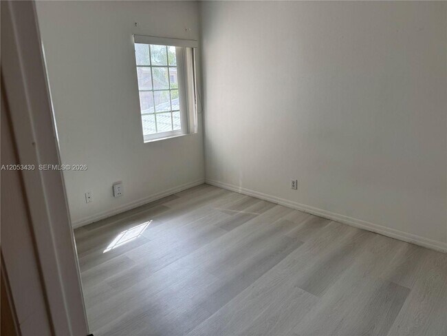 Building Photo - 2066 Madeira Dr