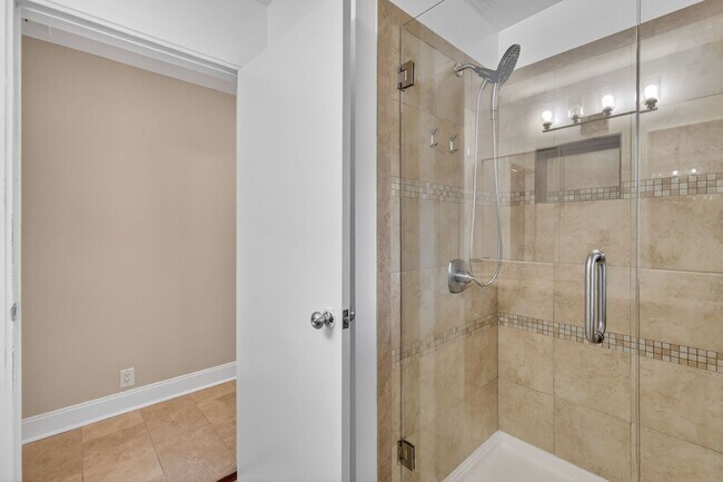 Building Photo - Lakefront 4-Bedroom Home for Rent in Beautiful Umatilla, FL