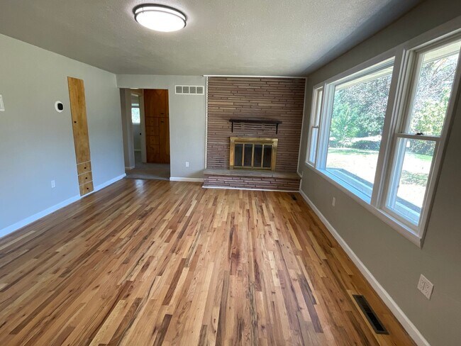 Building Photo - Cozy Mid-Century Modern on a Half Acre!