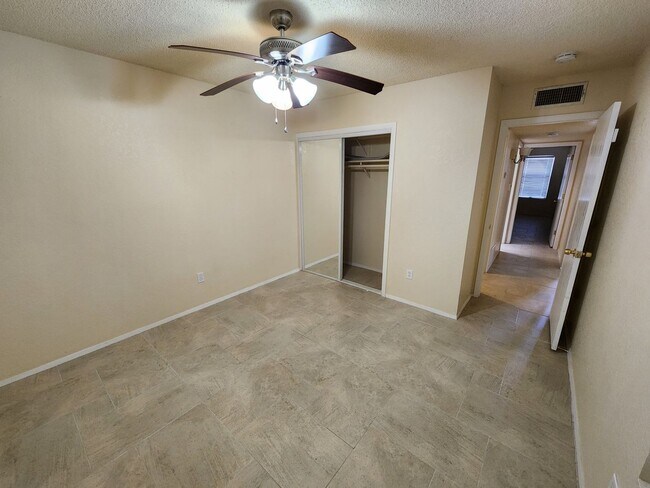 Building Photo - 3224 Hillrise Dr