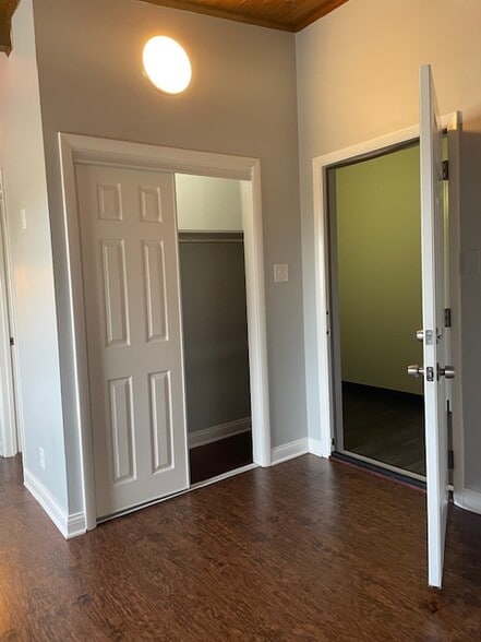 Entry door & closet - 400 S Ashland Ave