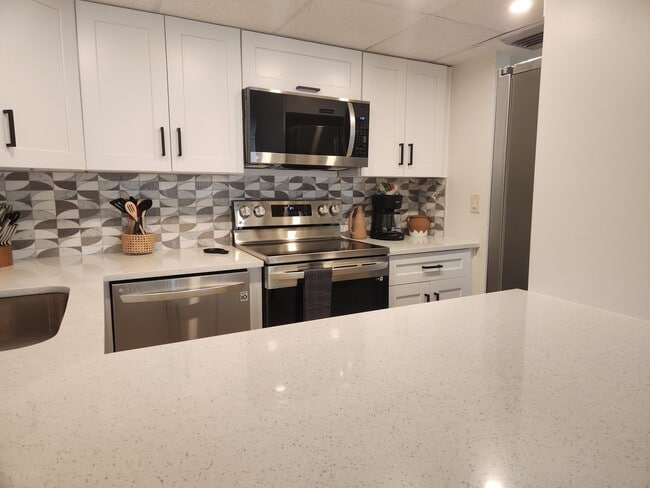 Building Photo - 2 bedroom furnished condo in Oceans Seven ...