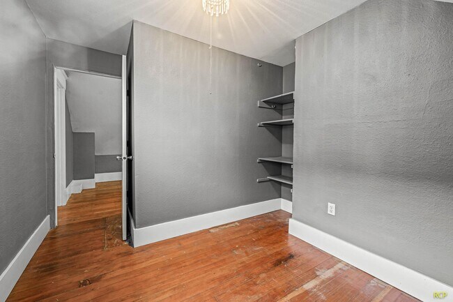 Building Photo - 626 NE Russell St