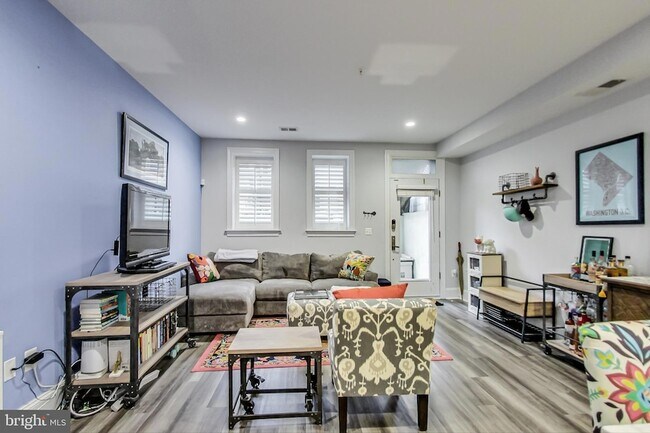 Building Photo - 819 D St NE