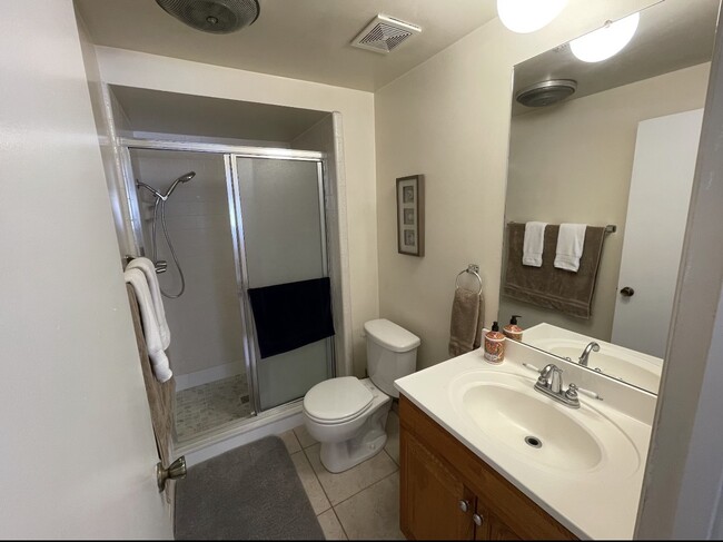 Building Photo - 5908 Stockdale Hwy