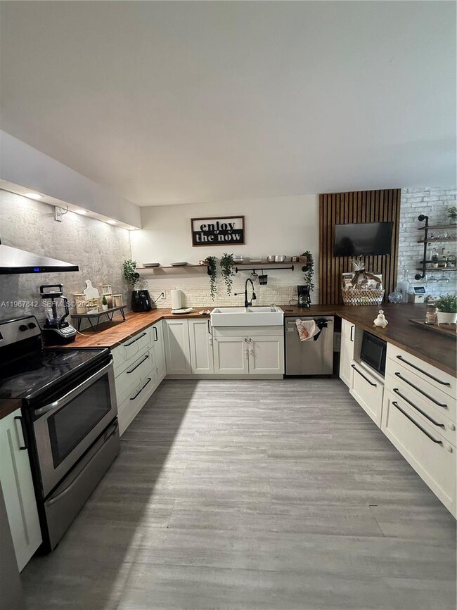 Building Photo - 283 Woodland Rd