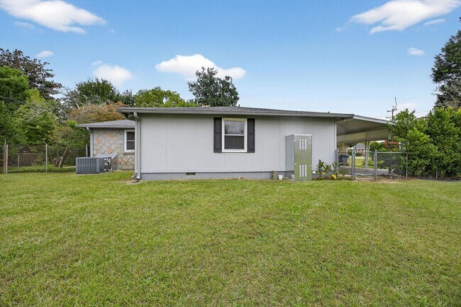 Building Photo - HUGE YARD IN THE HEART OF WECO!