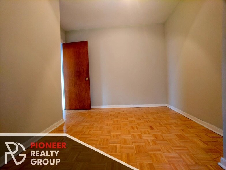 Building Photo - 739 W Belmont Ave