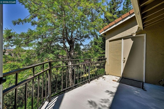 Building Photo - 5012 Lakeview Dr