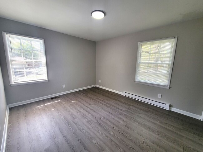 Building Photo - 3 Bedroom Brick Ranch in East Charlotte For Rent!