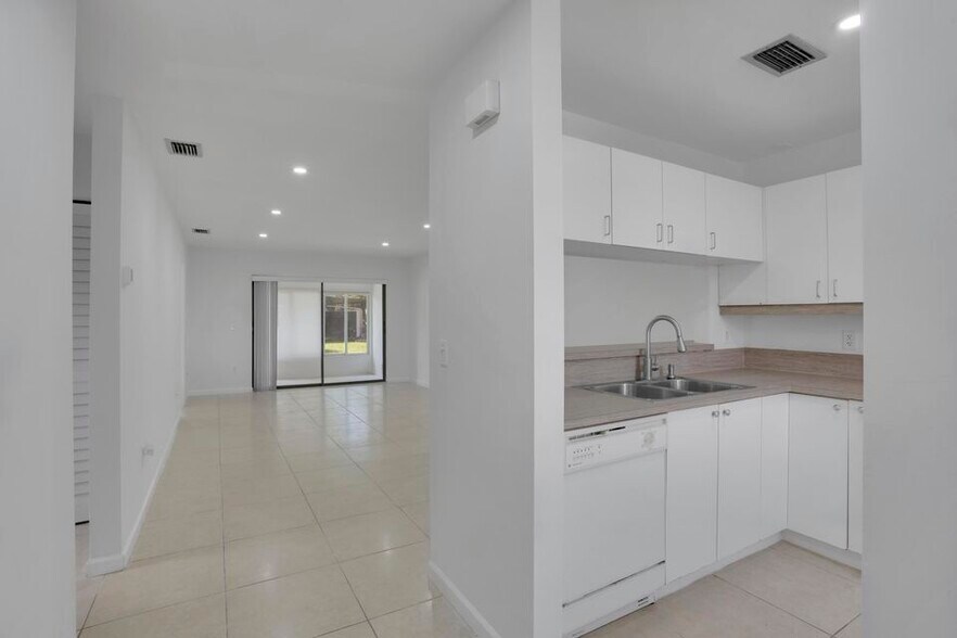 Building Photo - 315 NW 36th Ave