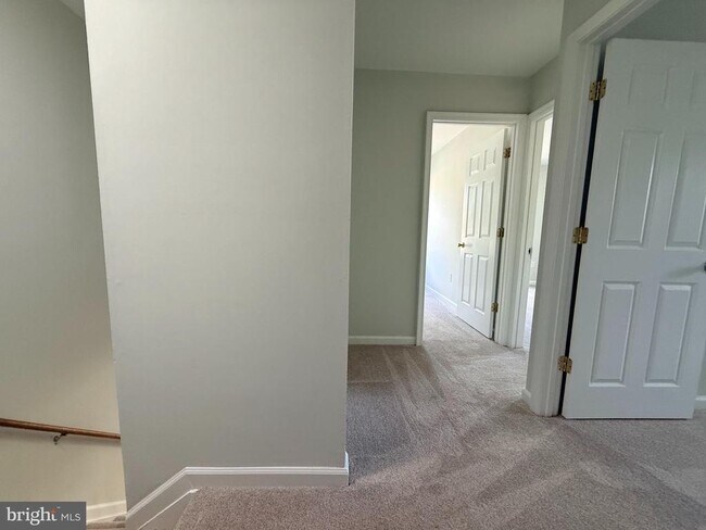 Building Photo - 47 King Henry Cir