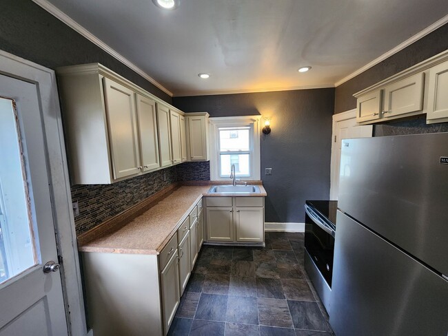 Building Photo - Charming 2 Bedroom House